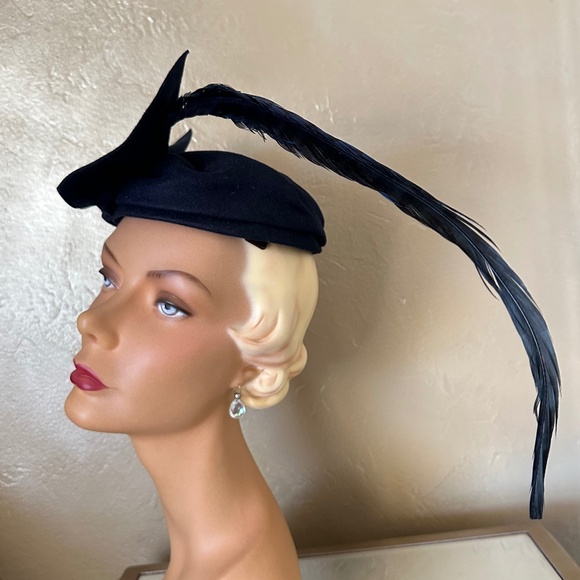 SOPHISTICATED 1950's NAVY FELT  HAT + VERY LONG FEATHER, OPEN CROWN & BOW - Picture 9 of 15